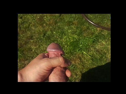 ❤️ Keçika germ di bexçeyek havînê de pisîka xwe ya pembe diqelişe û bi şuştinê dixe. ❌ Porno fb li ku.fuckmymac.ru ☑